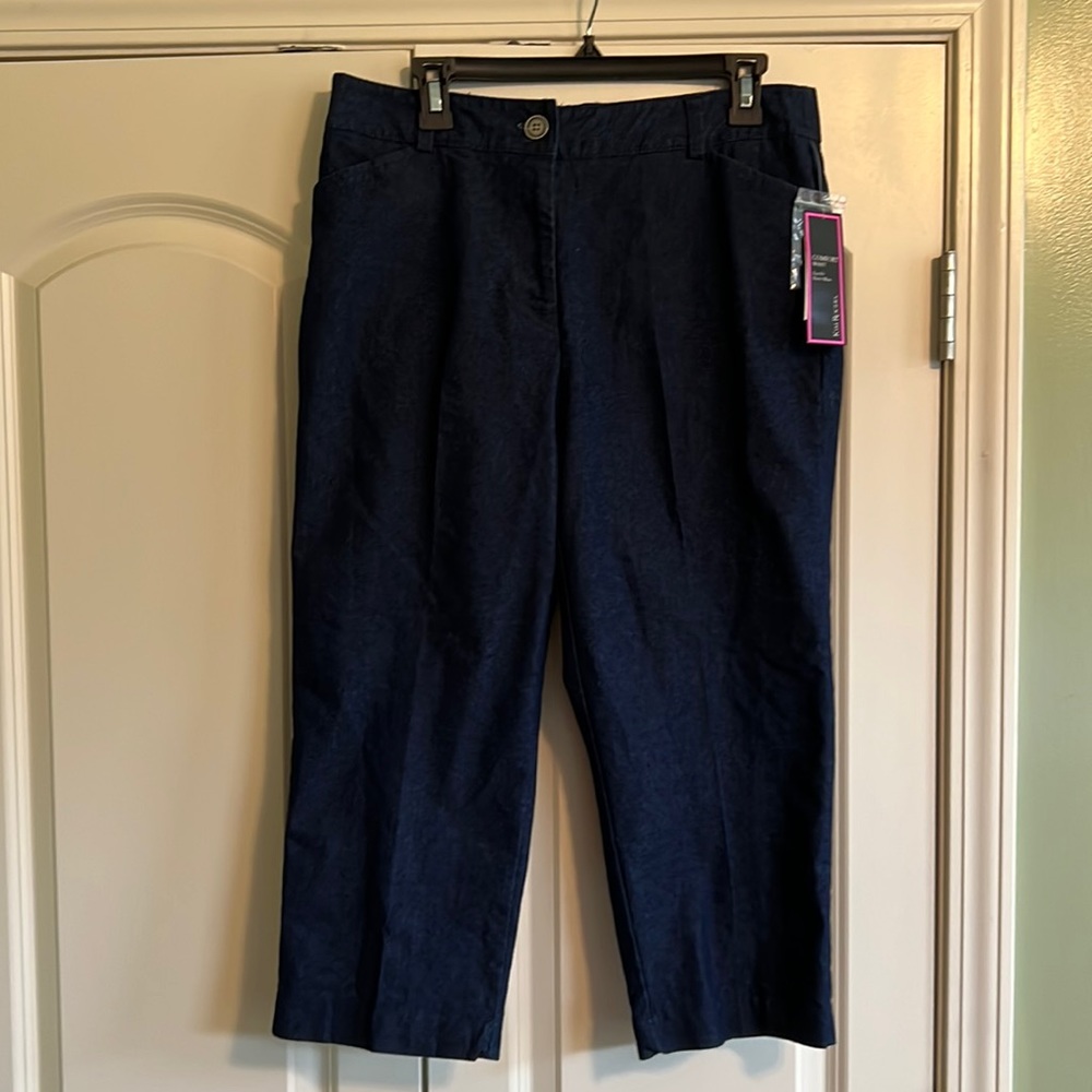 NWT - Ladies Size 10 Capri Pants